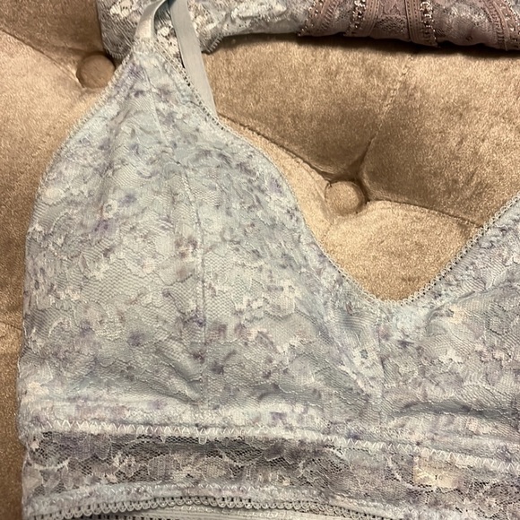 Jessica Simpson brand three-piece set, bralette and two lace thongs - Picture 4 of 11